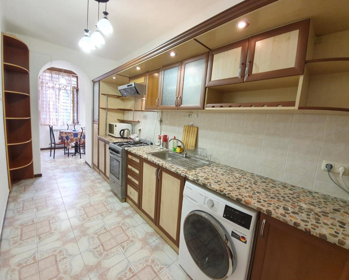 Cozy Apartment Near Opera House Ереван Екстериор снимка