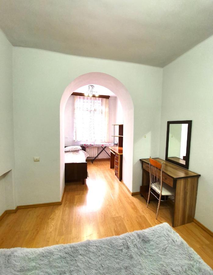 Cozy Apartment Near Opera House Ереван Екстериор снимка