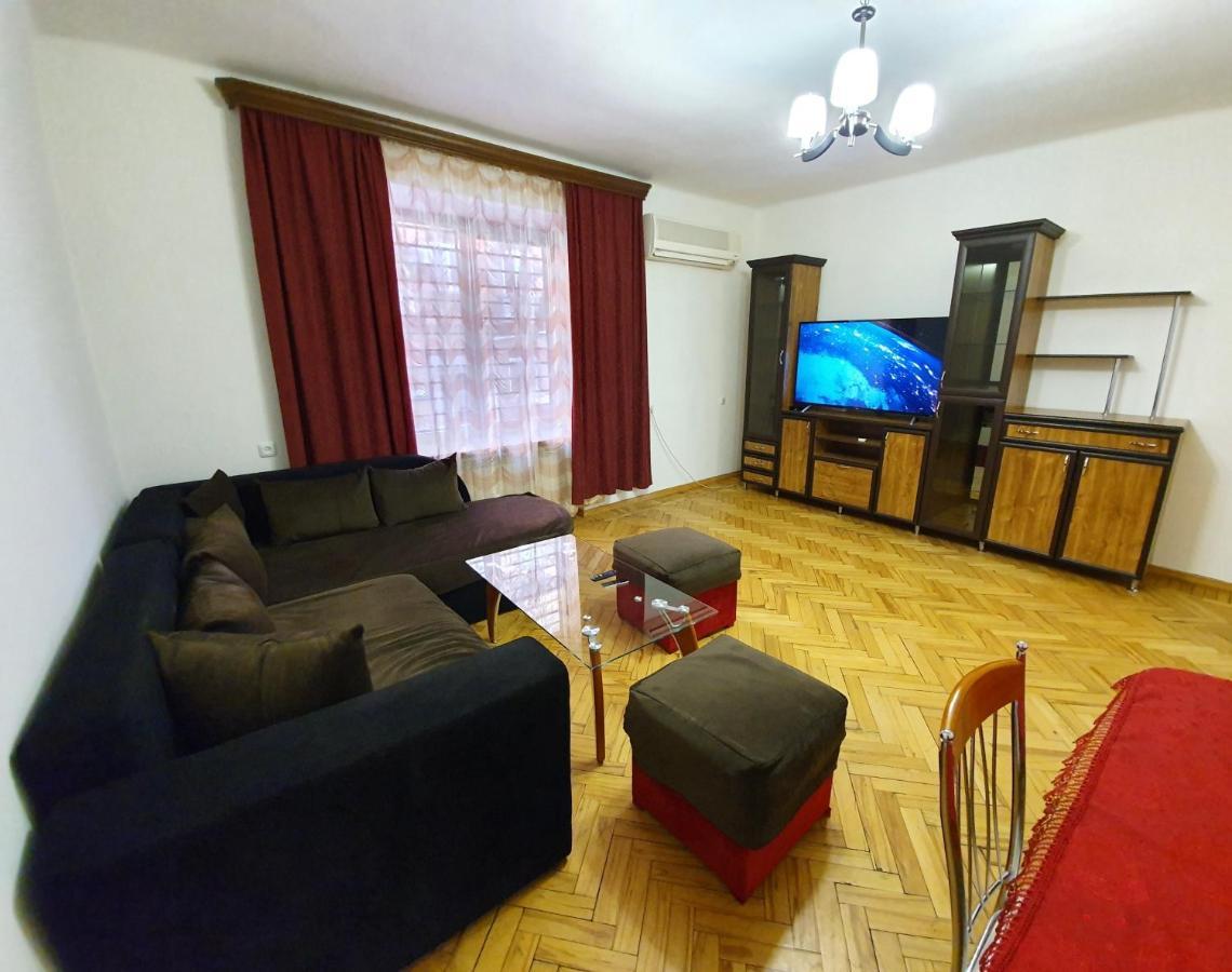 Cozy Apartment Near Opera House Ереван Екстериор снимка
