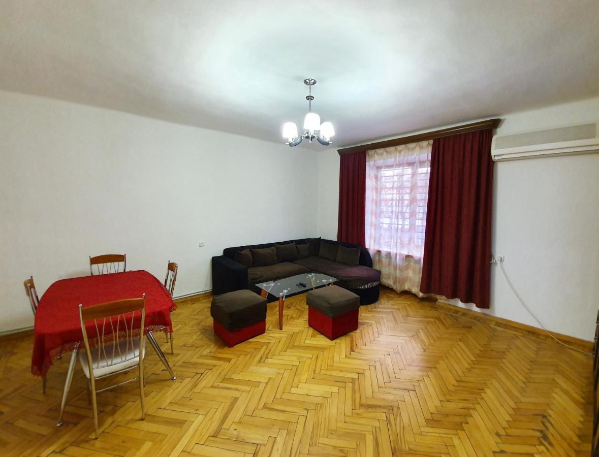 Cozy Apartment Near Opera House Ереван Екстериор снимка